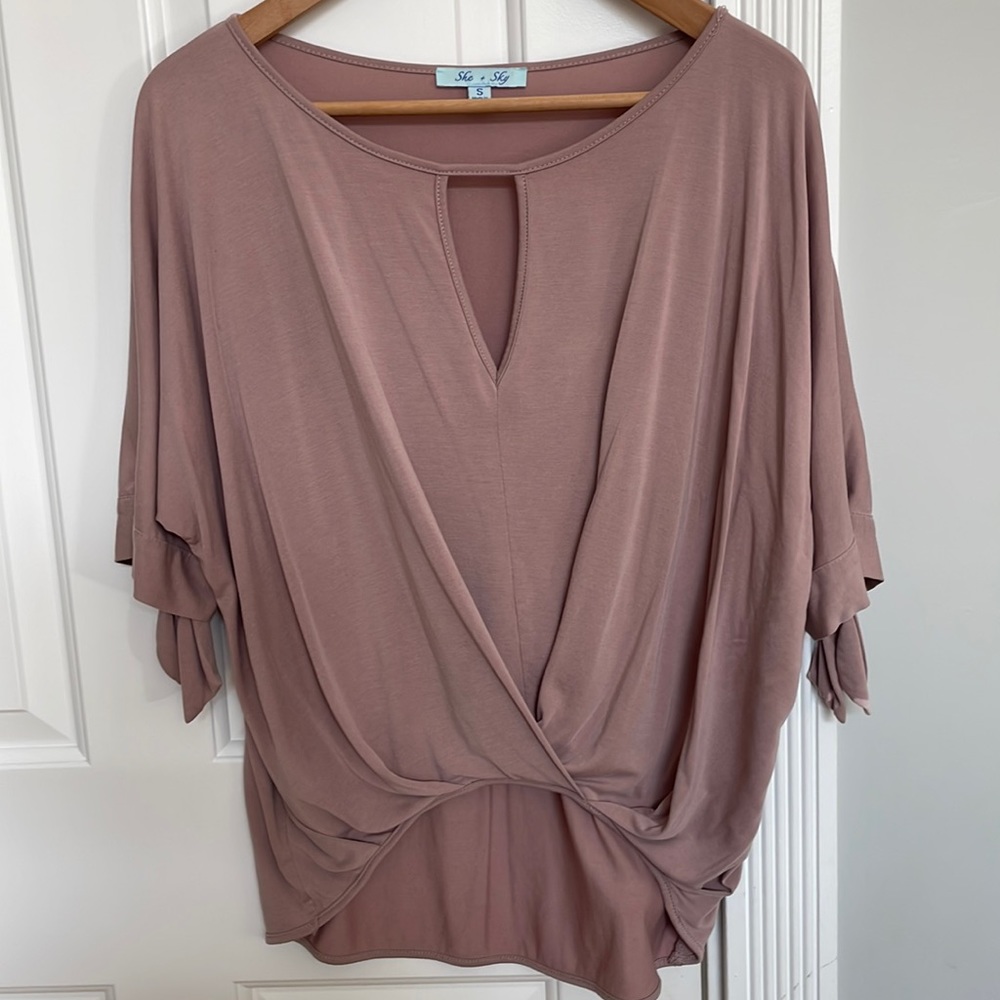 She + Sky round neck, keyhole twisted top size small